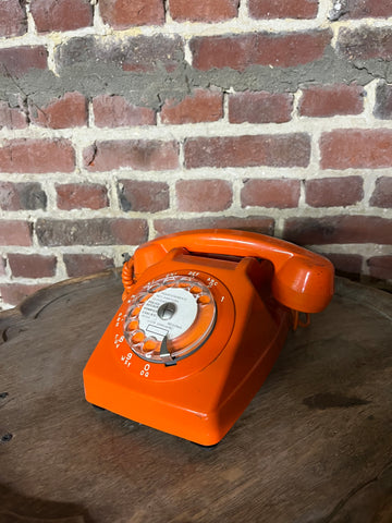 Téléphone orange vintage